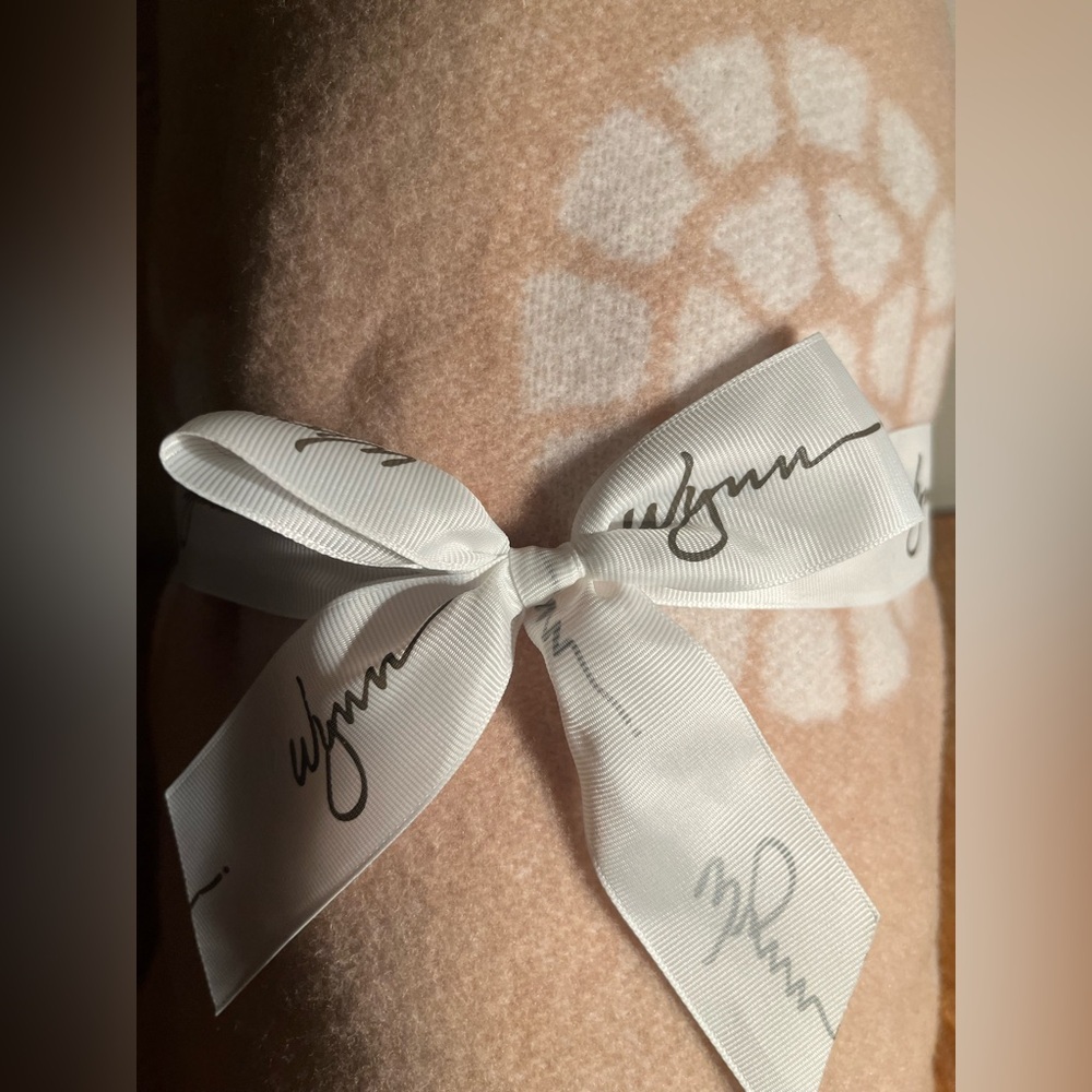 WYNN Las Vegas casino Soft Beige throw Blanket with White Ribbon 🎩🍾 w/ DUSTBAG